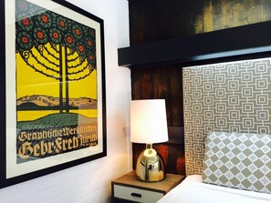 Escritorio, cortinas blackout y tabla de planchar con plancha