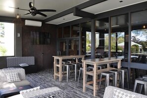 Desk, blackout drapes, iron/ironing board, free WiFi - Brougham Arms Hotel (Bendigo)