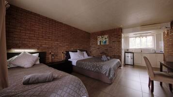 Deluxe Twin Room | Living area