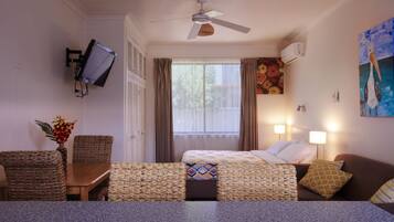 Deluxe-Studio, 1 Queen-Bett, Küche | Wohnbereich | Flachbildfernseher