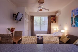 Studio Deluxe, 1 giường cỡ queen, bếp | Khu phòng khách | TV màn hình phẳng 