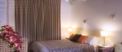 Deluxe Studio, 1 Queen Bed, Kitchen | Living area