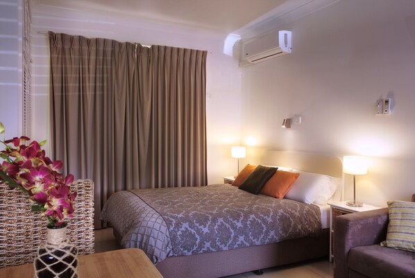 Deluxe Studio, 1 Queen Bed, Kitchen | Living area | Flat-screen TV