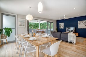 Penthouse | Living area | 40-inch Smart TV with digital channels - Jacaranda Noosa (Noosa Heads)