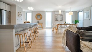 Loftsleilighet | Oppholdsområde | En 40-tommers smart-TV med digitale kanaler