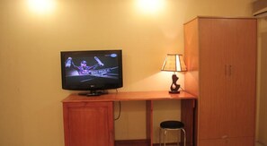 Habitación familiar | Minibar, caja fuerte, escritorio y cortinas opacas