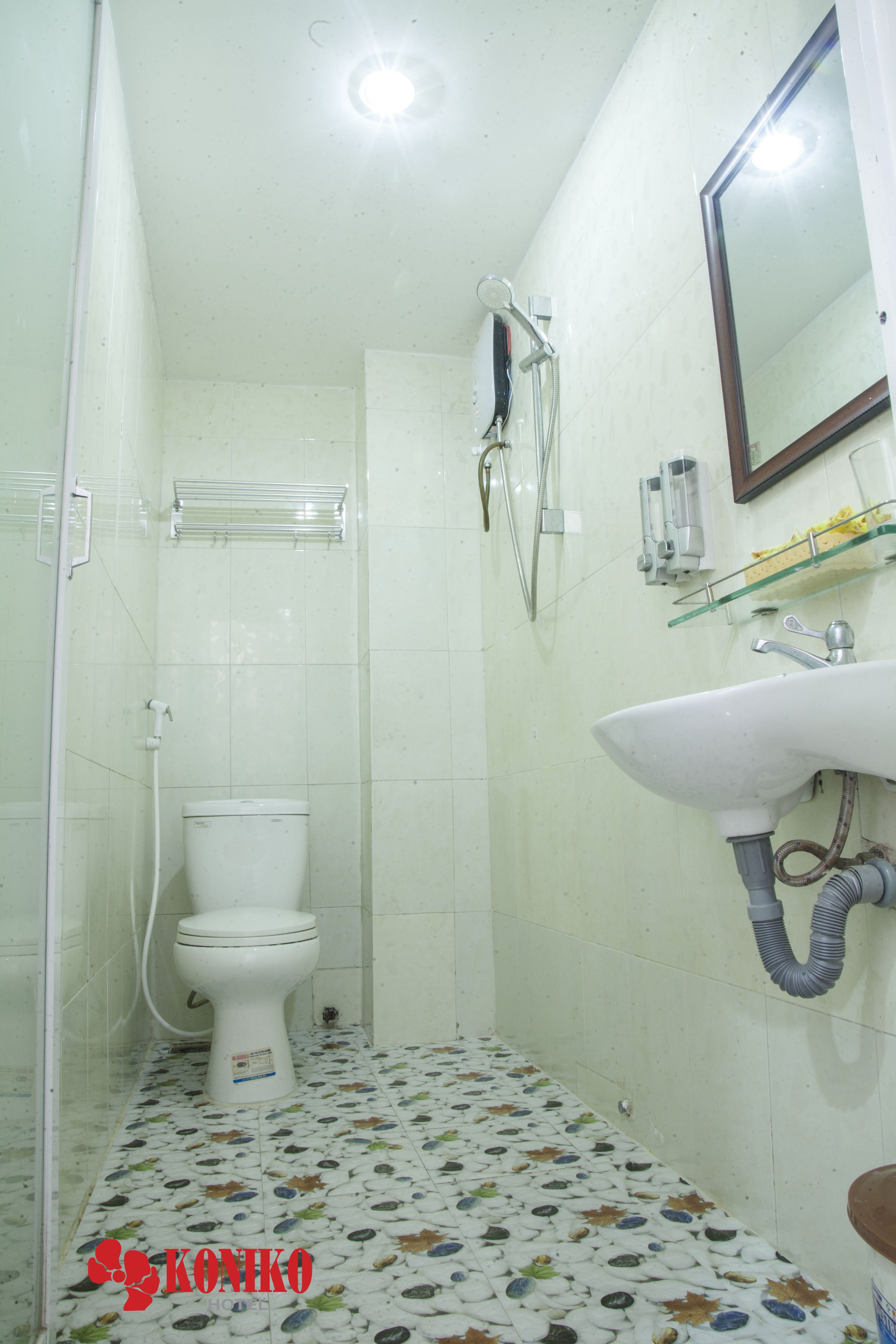 Un bagno con il WC, doccia e lavandino.