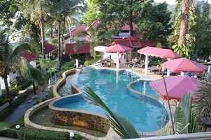 Una piscina al aire libre (de 07:00 a 21:00), sombrillas, tumbonas