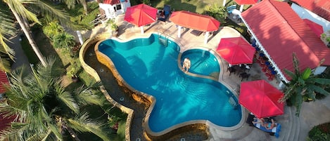 Piscine extérieure, parasols de plage, chaises longues