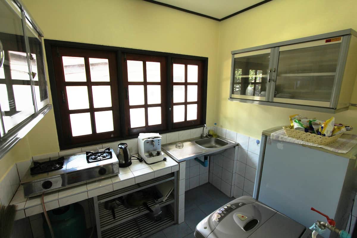Room, Garden View | Private kitchen
