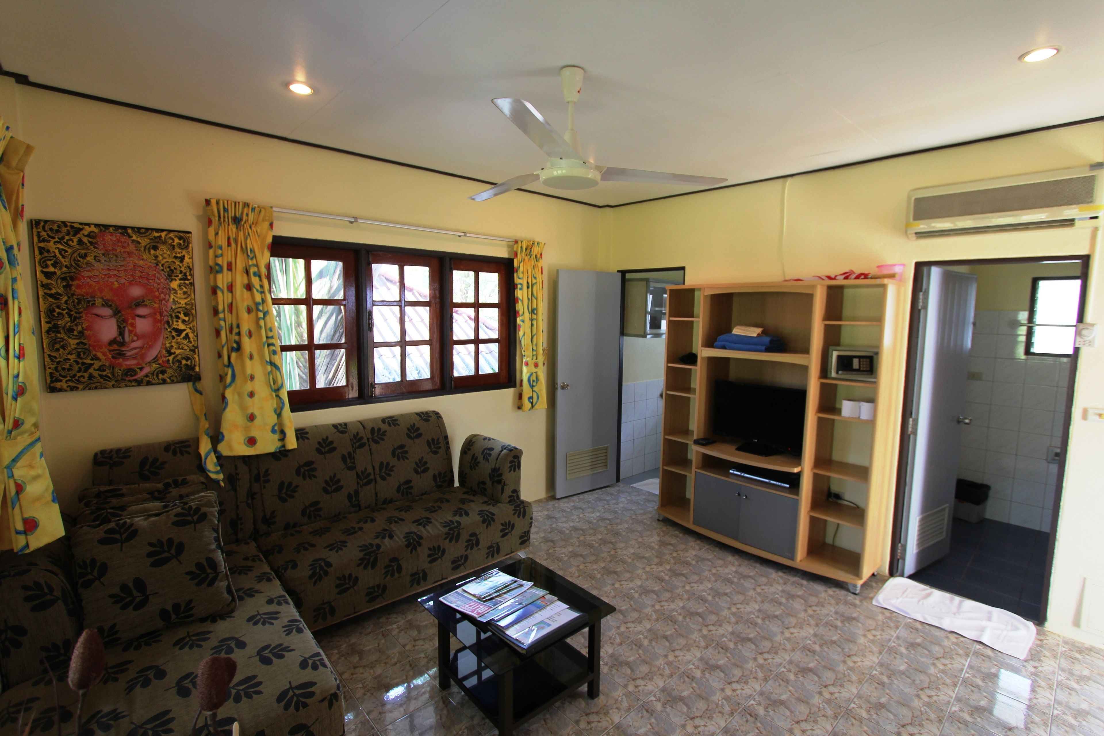 room, garden view | living area | flat-screen tv