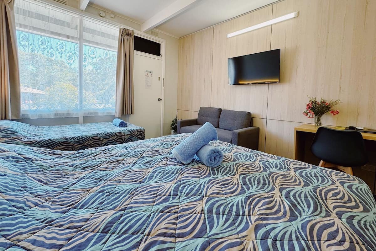 Standaard Twin kamer, 1 slaapkamer, niet-roken (Double) | Een bureau, een strijkplank/strijkijzer, gratis wifi, beddengoed