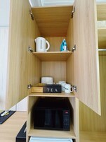 Escritorio, tabla de planchar con plancha, wifi gratis y ropa de cama 