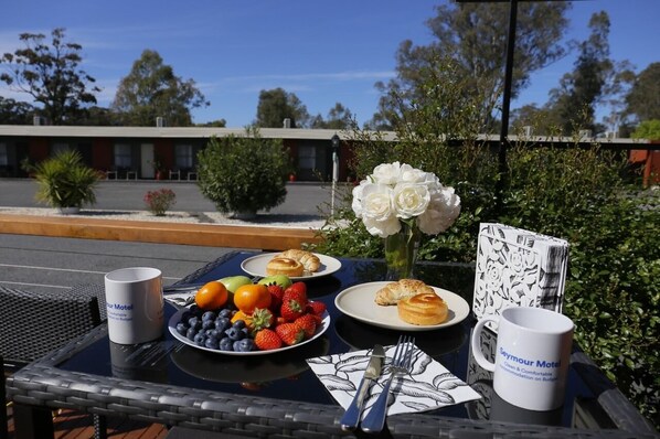 BBQ/picnic area - Seymour Motel (Seymour)