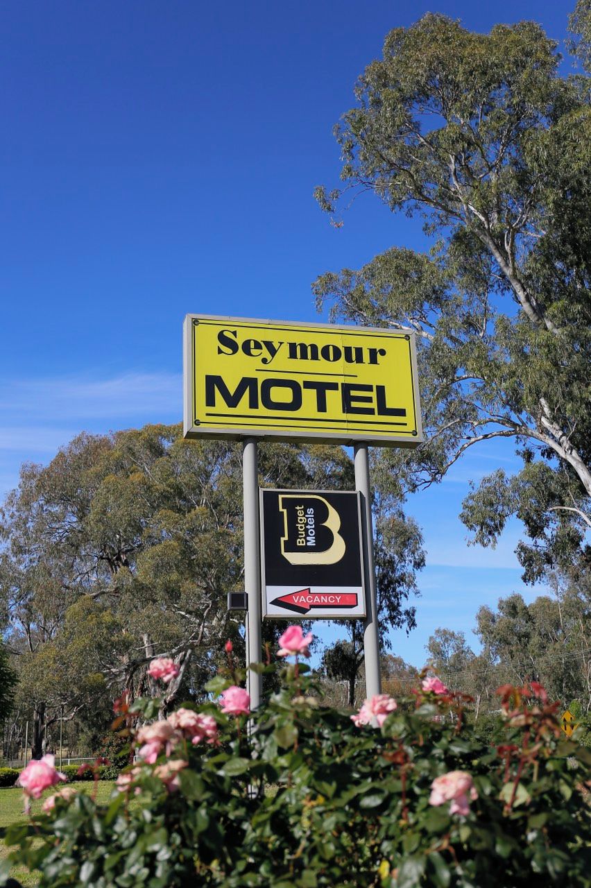 A motel sign with a vacancy notice.
