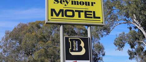 A motel sign with a vacancy notice.