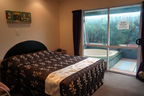 1 bedroom, desk, iron/ironing board, cribs/infant beds - Ascot on Fenton (Rotorua)