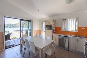Standard Cabin, 3 Bedrooms, Non Smoking, River View (Waterfront) | บริเวณนั่งเล่น | ทีวีจอแบน