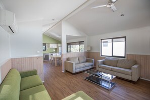 Deluxe Cabin, 2 Bedrooms, Non Smoking, Balcony (2-Storey) | Living area | Flat-screen TV - Tallebudgera Creek Tourist Park (Palm Beach)