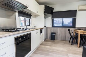 Cabaña básica | Zona de estar | Televisión de pantalla plana de 20 pulgadas con canales digitales