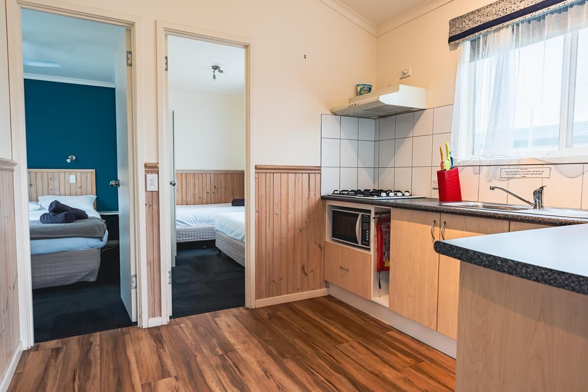 Familien-Ferienhütte, 2 Schlafzimmer (4 Berth) | Eigene Küche | Kühlschrank, Mikrowelle, Herdplatte, Wasserkocher mit Kaffee-/Teezubehör