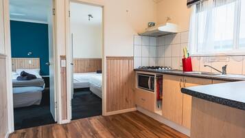 Familien-FerienhĂŒtte, 2 Schlafzimmer (4 Berth) | Eigene KĂŒche | KĂŒhlschrank, Mikrowelle, Herdplatte, Wasserkocher mit Kaffee-/Teezubehör