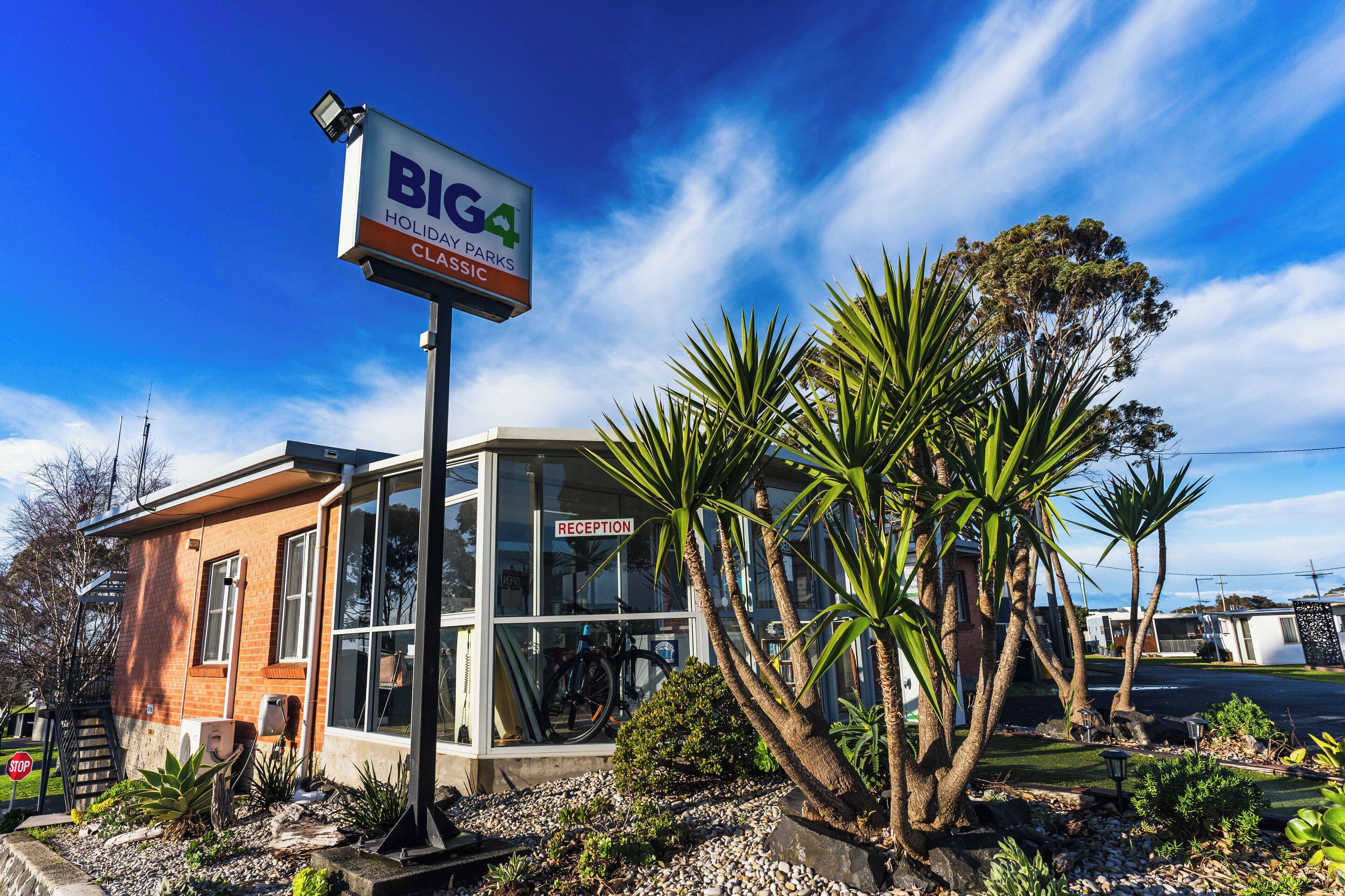 Un espace d’accueil avec une enseigne indiquant « BIG4 Holiday Parks Classic ».