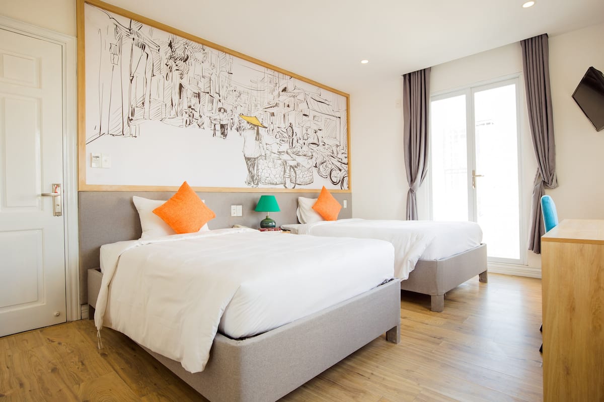 Deluxe Twin Room | Minibar, desk, blackout drapes, soundproofing