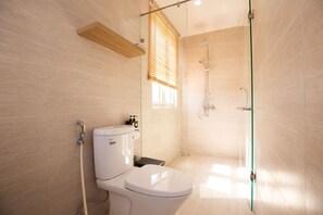 Suite | Kamar mandi | Shower, shower pijat air,  dan perlengkapan mandi gratis