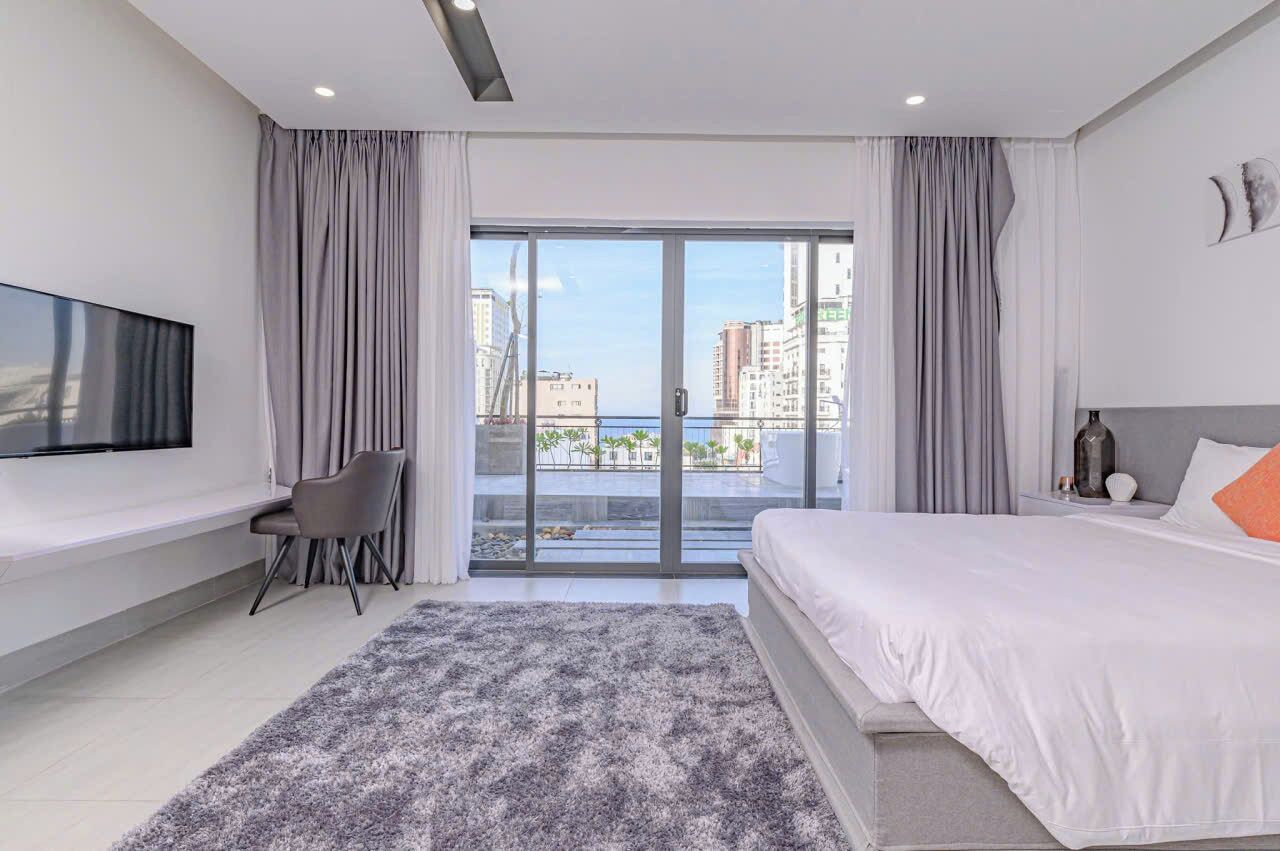 Quarto casal premier, sacada, vista para a cidade | Frigobar, escrivaninha, cortinas blackout, quartos à prova de som