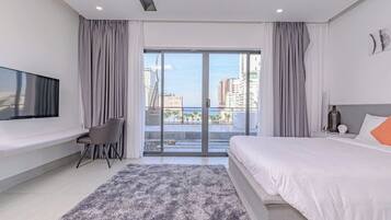 Quarto casal premier, sacada, vista para a cidade | Frigobar, escrivaninha, cortinas blackout, quartos à prova de som