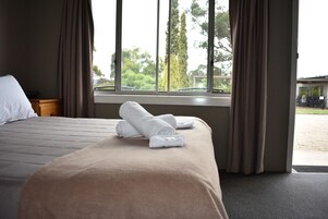 标准双床房, 多张床 (1 Queen and 1 Single Bed) | 办公桌、遮光窗帘、 熨斗/熨衣板、免费 WiFi