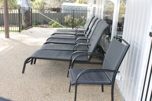 室外游泳池，08:00 至 18:30 开放，日光浴躺椅