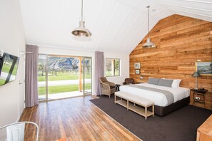 Estudio estándar, vistas al viñedo | Colchones con acolchado adicional, escritorio, cortinas opacas