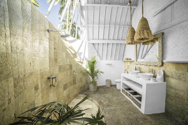 Deluxe Bungalow, 1 King Bed | Bathroom | Shower, rainfall showerhead, towels