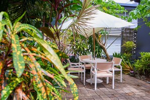 Property grounds - Cairns City Backpackers Hostel (Parramatta Park)