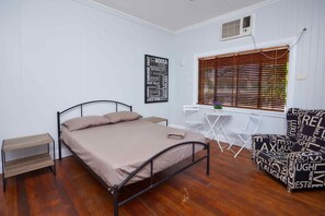 Quarto standard, para não fumantes, banheiro compartilhado (Standard Double) | Ferros/tábuas de passar roupa, Wi-Fi de cortesia, roupa de cama