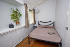 Standaard kamer, niet-roken, gedeelde badkamer (Standard Double) | Een strijkplank/strijkijzer, gratis wifi, beddengoed