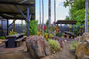 Property grounds - Cairns City Backpackers Hostel (Parramatta Park)