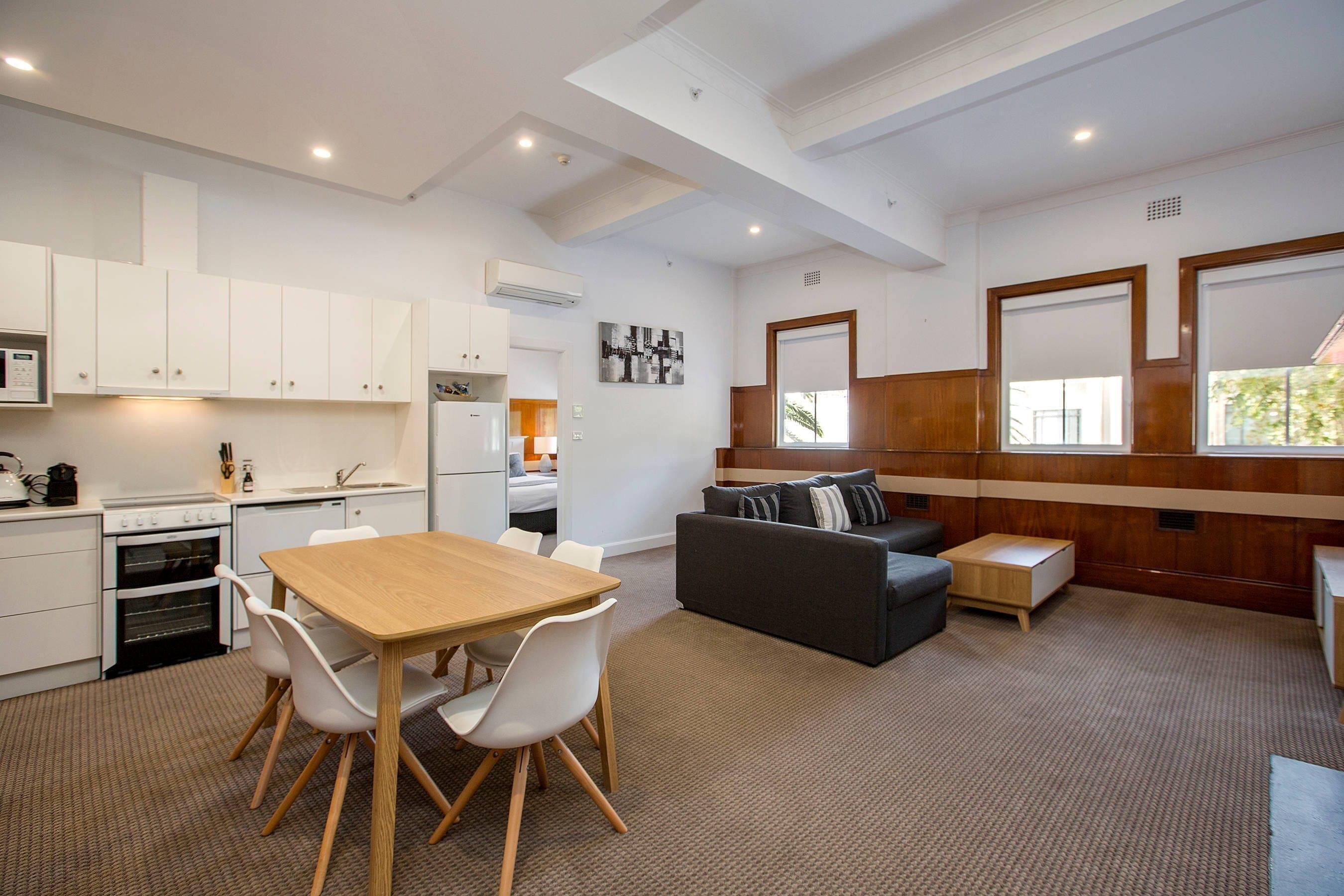 Suite, 1 cama King size y sofá cama, para no fumadores | Minibar, escritorio, espacio para trabajar con laptop y insonorización 