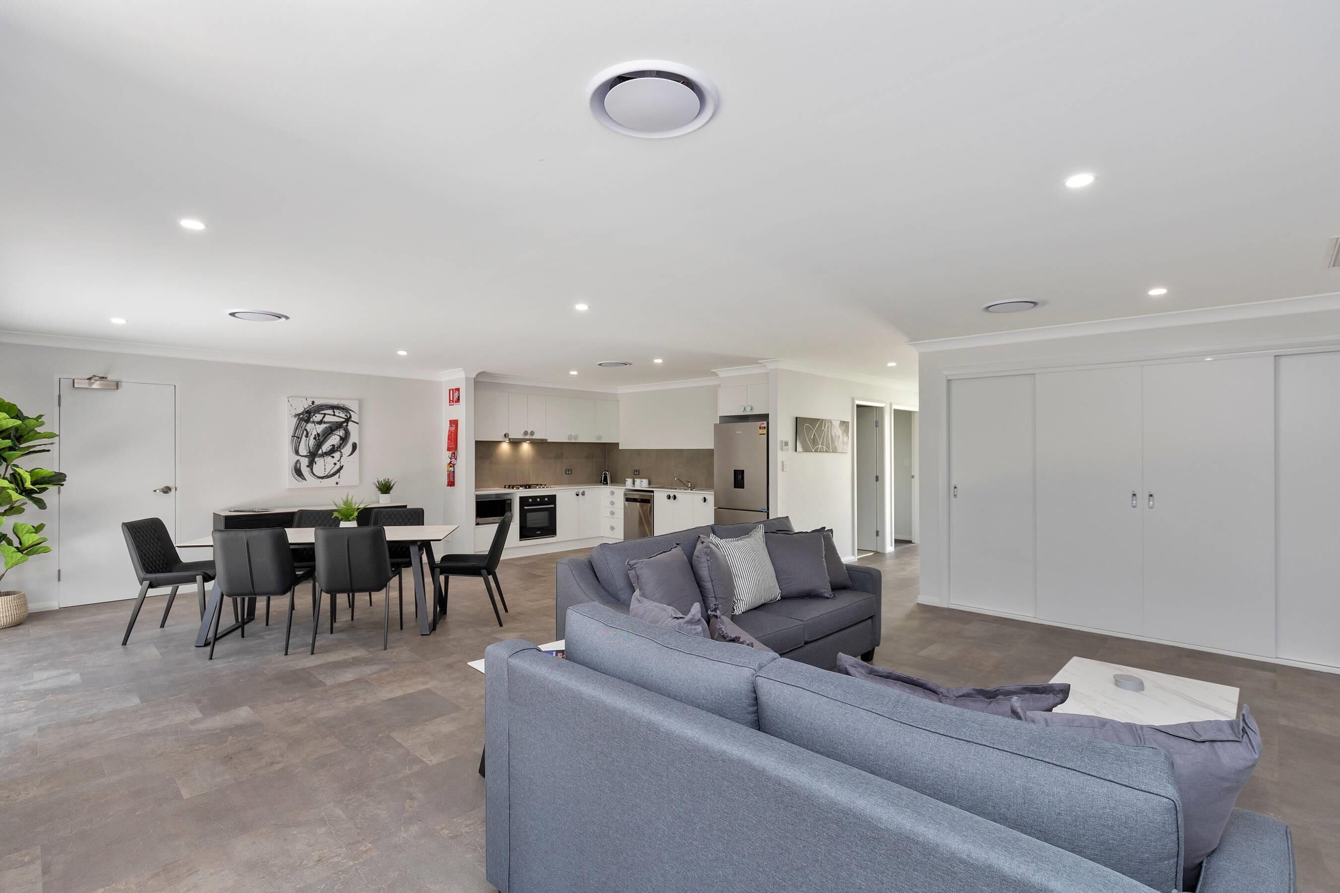 Apartment, 2 Bedrooms (located at 31 The Ringers Road) | Bar mini, meja, ruang kerja komputer riba, kalis bunyi 