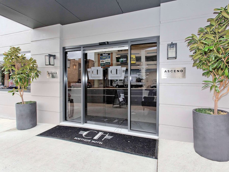 Déjeuner et dîner servis sur place, spécialités Cuisine méditerranéenne