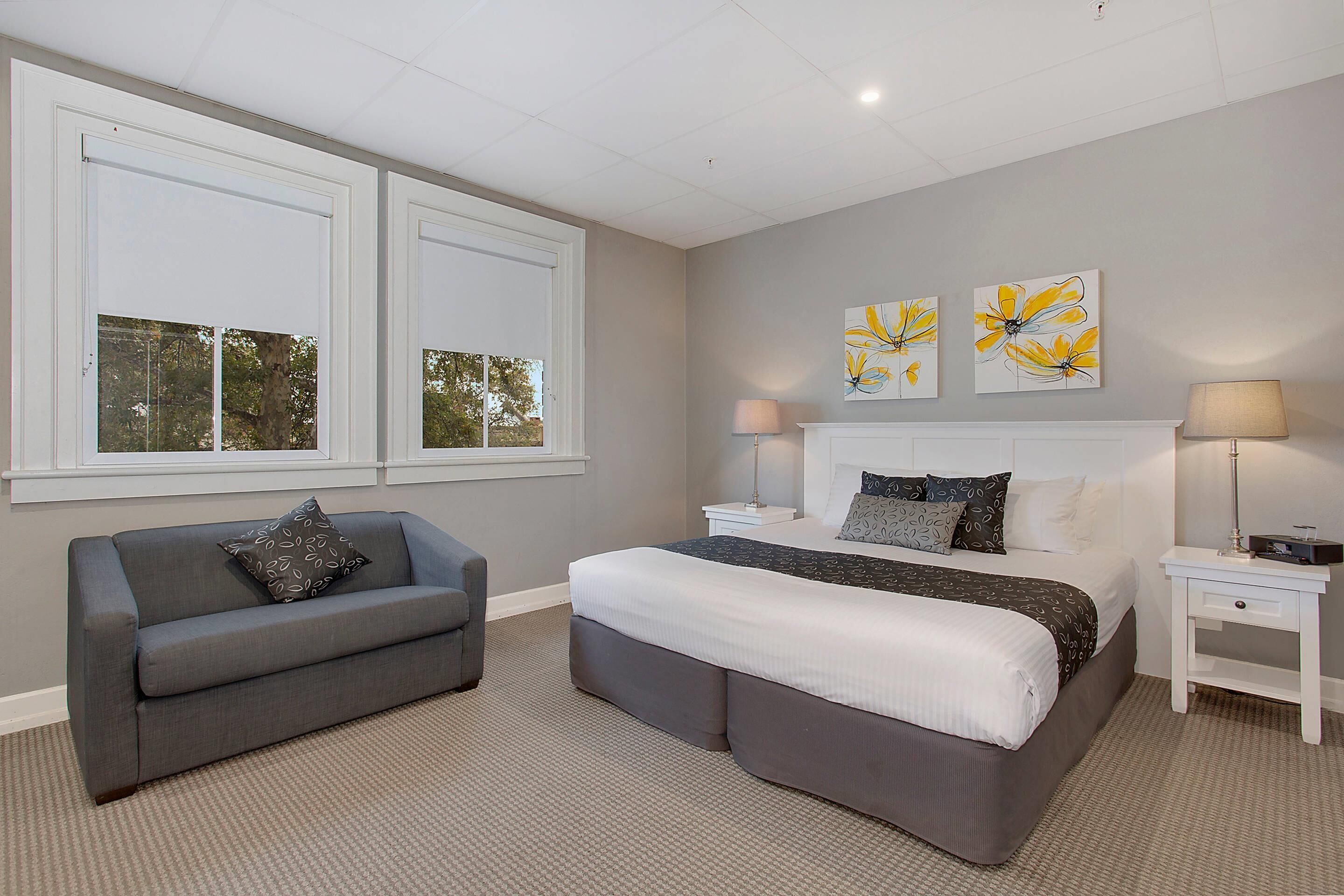 Bar mini, meja, ruang kerja komputer riba, kalis bunyi 