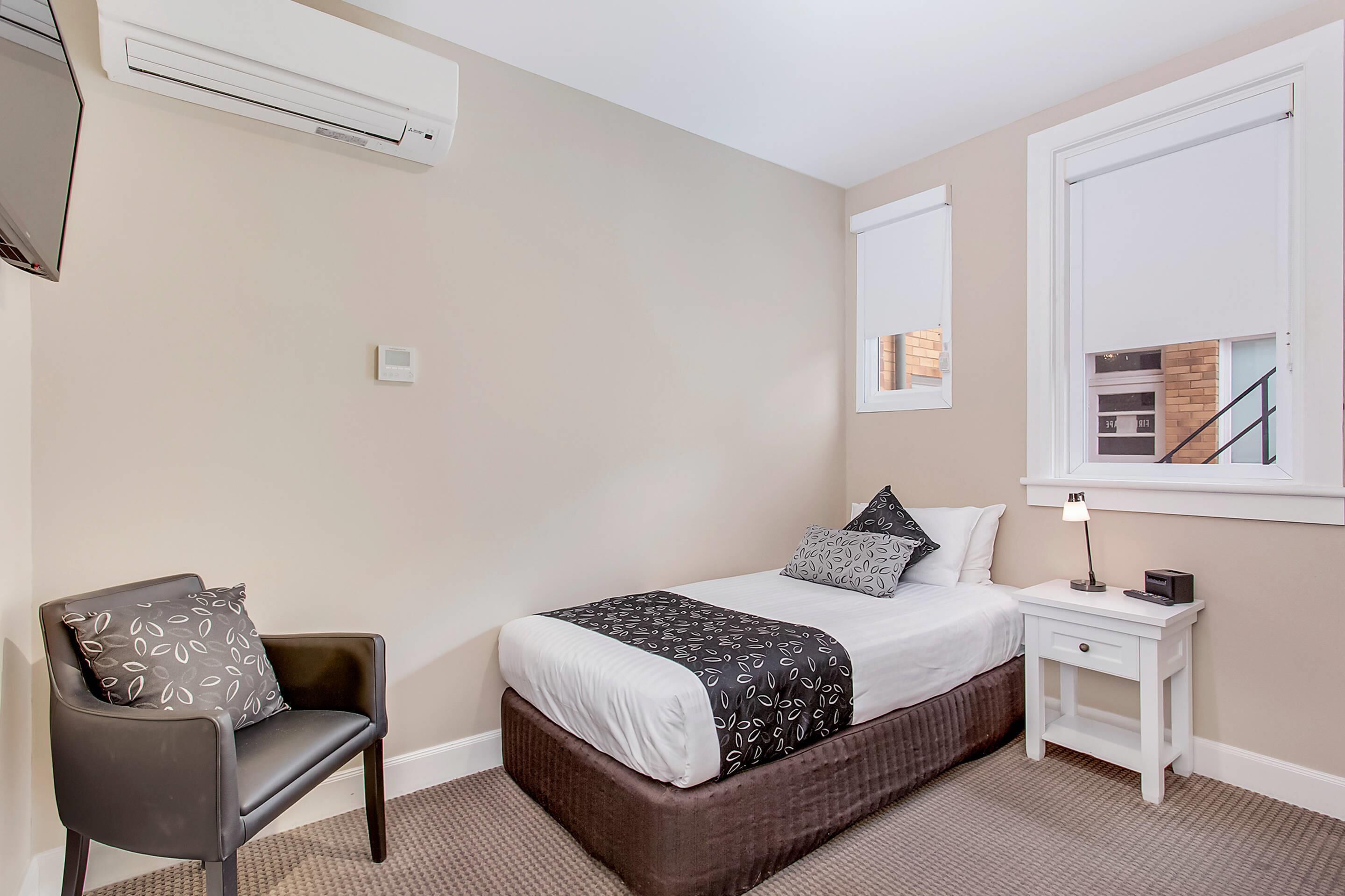 Standard Room, 2 Katil Bujang (Single), Non Smoking | Bar mini, meja, ruang kerja komputer riba, kalis bunyi 