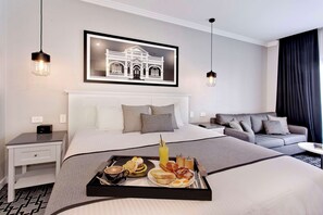 Minibar, escriptori i espai de treball apte per a portàtils 