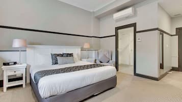 1 bedroom, minibar, desk, laptop workspace