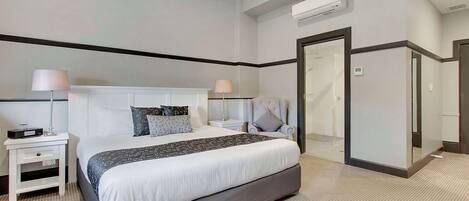 ميني بار ومكتب ومساحة عمل للكمبيوتر المحمول وتجهيزات عازلة للصوت