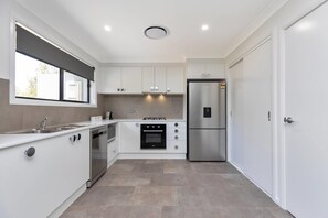 Departamento, 2 habitaciones (located at 31 The Ringers Road) | Minibar, escritorio, espacio para trabajar con laptop y insonorización 