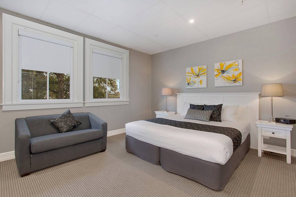 Minibar, escritorio, espacio para trabajar con laptop y insonorización