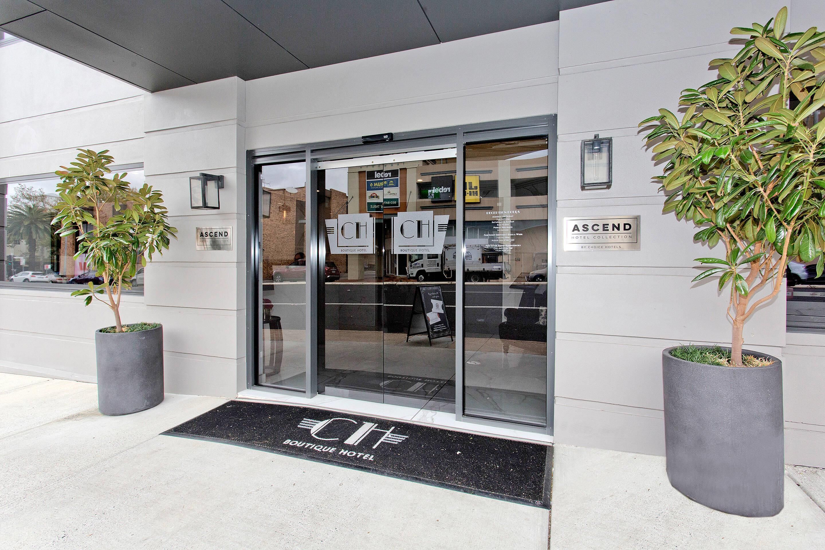 Lunch and dinner served, Mediterranean cuisine